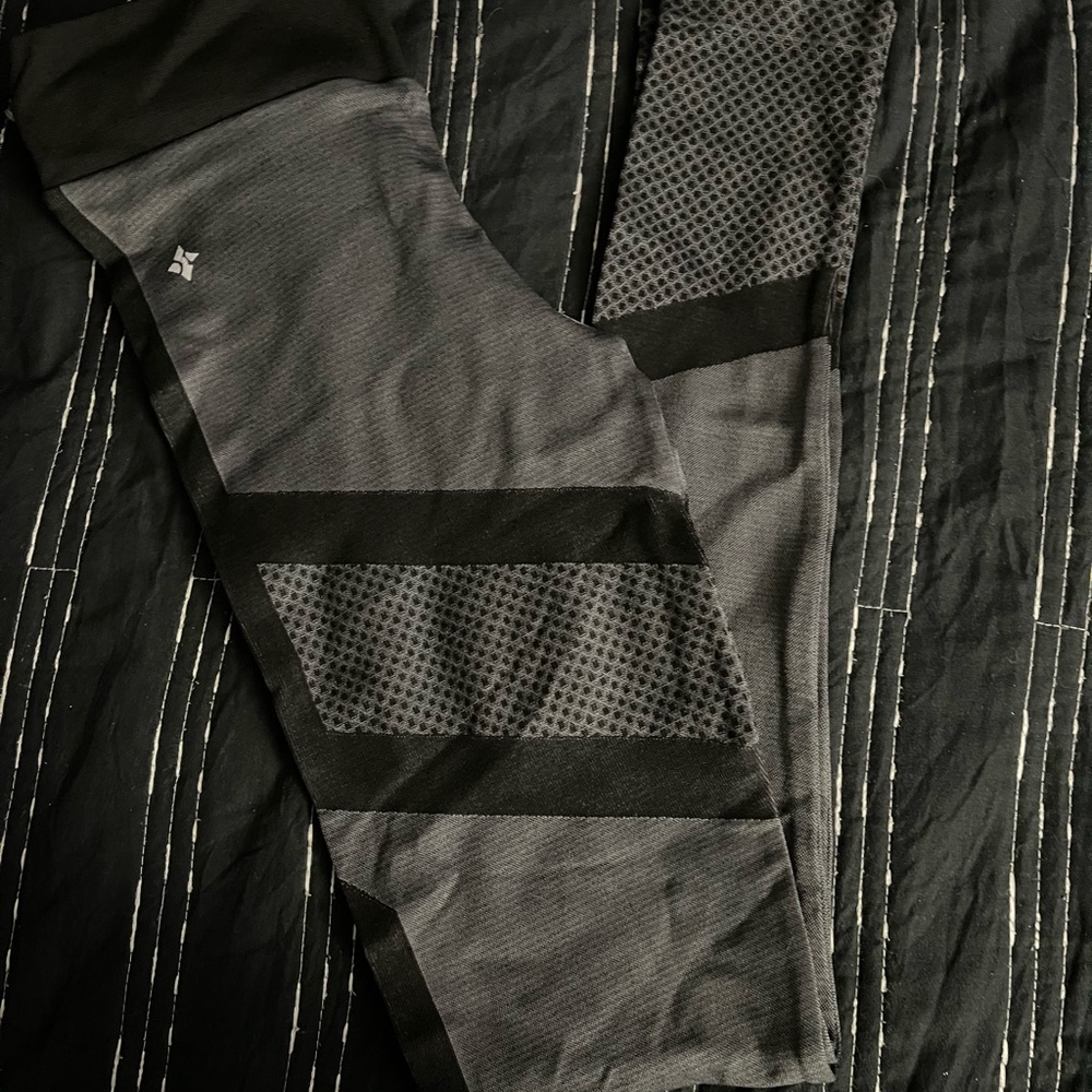 Brand new leggings. Cool design. Comfy. Stretchy. Great for workout!